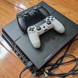 PS4 Sony (500GB) w/ 2 FREE controllers - Good condition - Black